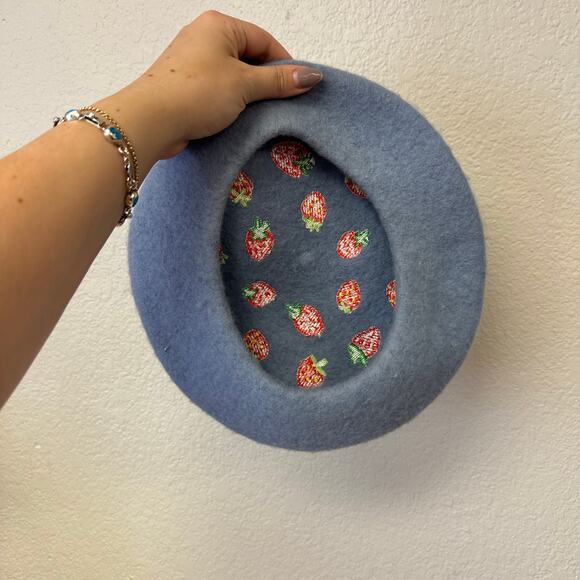 Clammy Heart Strawberries Embroidered Beret Wool Blue - Picture 5 of 6